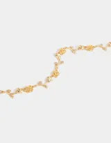 Collar corto dorado con cadena de eslabones y apliques de flores y hojas con strass.