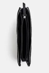Bolso bandolera negro con tachas plateadas en los bordes. Tiene cierre de cremallera y asa de cadena extraíble.