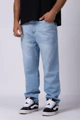 Pantalón jean celeste de corte recto y tiro alto.