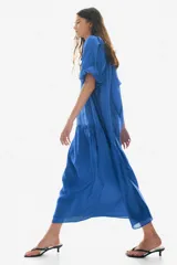 Vestido midi azul con escote cuadrado con cordón ajustable, mangas cortas abullonadas y falda con volantes.