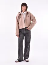 Campera corta color tostado con capucha, cierre frontal con botones a presión y bolsillos laterales.