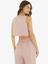 Top cropped a rayas verticales rojas y blancas, con cuello redondo y lazos decorativos en los laterales.