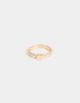 Anillo dorado con un dije de corazón y un strass.