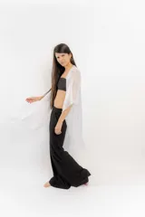 Ruana de lurex plateado con apliques de piedras y flecos.
