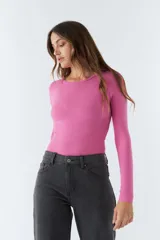 Remera gris de punto canalé, con escote redondo y mangas largas.