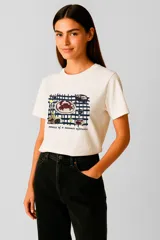 Remera color crema de algodón con cuello redondo y mangas cortas. Estampado frontal con diseño de picnic y texto "memories of a summer afternoon".