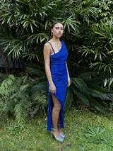 Vestido largo de fiesta azul eléctrico, con un solo bretel, corte al cuerpo, fruncido en la cintura y tajo lateral en la falda.