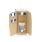Billetera larga color beige, con solapa y broche a presión. Tiene un compartimento frontal con tarjeteros, visor y bolsillos, y un compartimento posterior con monedero con cierre, tarjeteros y bolsillos. Incluye un bolsillo trasero con cierre.