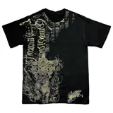 Remera negra de algodón con estampado frontal grande en tonos grises y dorados, con tipografía gótica, un diseño de cruz ornamentada y un felino en el centro.