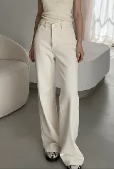 Pantalón jean color crudo, de corte recto y tiro alto.