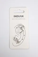 Set de tres caravanas plateadas tipo cuff para la oreja, con diferentes diseños: una con forma de cadena y dos con tres líneas de strass.