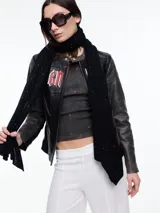 Chal color rosa de tejido liviano con brillo sutil y pequeñas lentejuelas al tono.