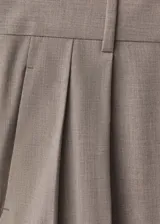 Pantalón negro de tiro alto con diseño wideleg, trabillas, tejido mezcla de lana, cierre delantero de botón, gancho y cremallera, detalle de pinzas, dos bolsillos laterales, diseño largo, forro interior y bolsillo de ribete en la parte posterior.