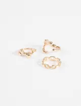 Set de tres anillos plateados de zinc, uno tipo ear cuff con forma ondulada, otro con eslabones y otro con forma orgánica.