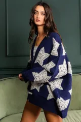 Sweater cardigan oversize color gris con estampado de corazones rojos.