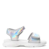 Sandalias plateadas con efecto tornasol, con ajuste de velcro en el tobillo y en el empeine, y suela blanca de goma.