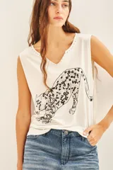 Musculosa negra de algodón con escote en V y estampado de leopardo con lentejuelas plateadas.