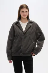 Campera manga larga de jean color gris con tachas en hombros y solapas.