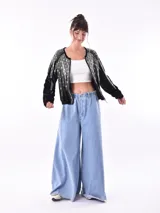 Campera negra de terciopelo con cierre frontal y apliques de lentejuelas plateadas.