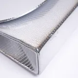 Cartera de mano tipo sobre, color plateado, con textura de escamas y cadena metálica plateada desmontable.