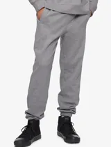Pantalón de jogging gris de algodón, con cintura elástica, bolsillos laterales y traseros, y logo de Calvin Klein bordado en la pierna izquierda.