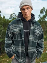 Canguro negro de manga larga con capucha, corte relajado y bolsillo tipo canguro. Estampado frontal con la inscripción "Originals Studio Brought to you by Jack&Jones Designed in Copenhagen".