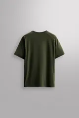Camiseta deportiva verde militar confeccionada en tejido estructurado, ligero y elástico. Tiene cuello redondo, manga corta y bajo con aberturas laterales. Incluye logo estampado en el bajo.
