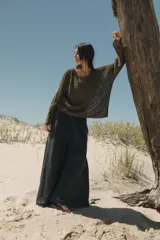 Sweater de lino azul marino, tejido a mano con diseño de patchwork de cables, silueta holgada, manga larga, cuello a la base y largo a la cadera.