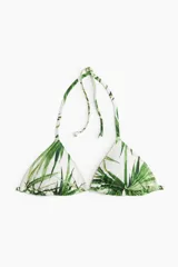 Top de bikini triangular blanco con estampado de hojas de palmera verdes y tirantes finos para atar al cuello y a la espalda.