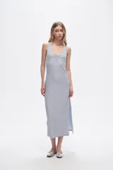 Vestido midi de poliéster color celeste con breteles finos, escote halter y abertura lateral.