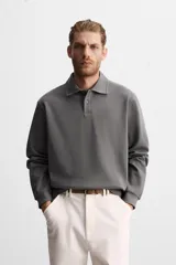 Polo manga larga gris con cuello solapa y cierre frontal de botonadura.