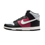 Zapatillas Nike Dunk High en blanco y negro, con el logo de Nike en negro en el lateral.