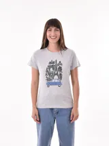 Remera negra de algodón con estampado frontal de la palabra "MERCI" en letras delineadas con colores del arcoíris.