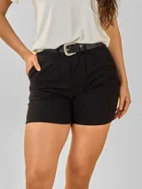 Short color verde militar, de corte clásico, con bolsillos laterales y traseros.