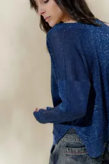 Sweater color beige de tejido de punto con brillo, escote en V y mangas largas.