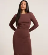 Vestido midi marrón de poliéster y elastano, con cuello redondo, mangas largas, espalda descubierta, fruncido en la parte baja de la espalda y abertura en la falda.