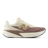 Championes de running New Balance FuelCell Rebel v5, color crema con detalles en marrón y logo en dorado.