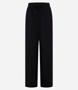 Pantalón femenino de corte fluido, color beige claro, con cintura elástica ajustable mediante un lazo.