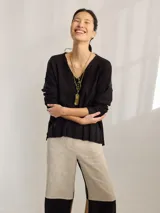 Buzo color crema de tejido de punto, con escote en V y mangas 3/4.