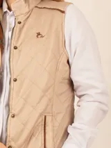 Chaleco capitoneado color beige, liviano y flexible, diseñado para mayor comodidad y estilo clásico.