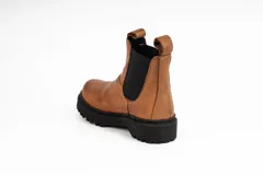 Bota de cuero color terracota, de caña media con elástico lateral y suela de neolite negra.