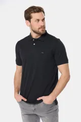 Remera polo de piqué lisa color rojo, con cuello en rib y botones personalizados.