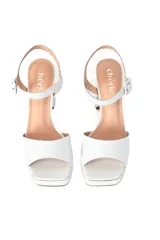 Sandalias blancas de cuero con plataforma de 2 cm y taco cuadrado de 10 cm.