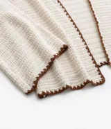 Cardigan plus size abierto, hecho de punto color crema con detalle de acabados contrastantes en marrón.