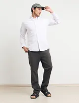 Camisa de vestir manga larga, con cuello abotonado y diseño a rayas verticales.