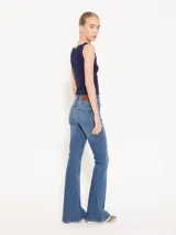 Jeans de tiro medio en color azul, confeccionados en denim elastizado con fibra de viscosa.