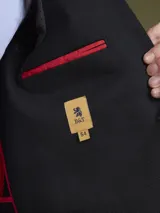 Blazer azul marino de corte clásico con solapa de muesca, cierre de dos botones y bolsillos laterales con solapa.