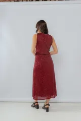 Vestido midi de fiesta color rojo con lentejuelas, escote en V, breteles anchos, frunce en la cintura y tajo lateral.