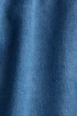 Short de denim azul claro, con cintura elástica y cordón ajustable. De corte holgado con bolsillos laterales y bajo recto con abertura lateral corta.
