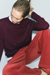 Sweater color borgoña de lana con cuello redondo y mangas largas.